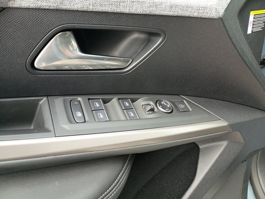 Peugeot E-5008