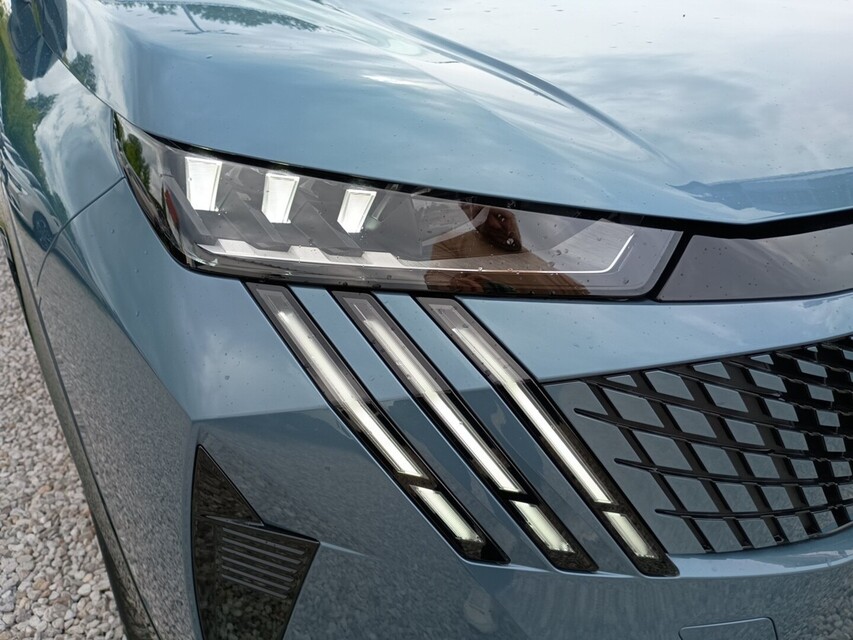 Peugeot E-5008