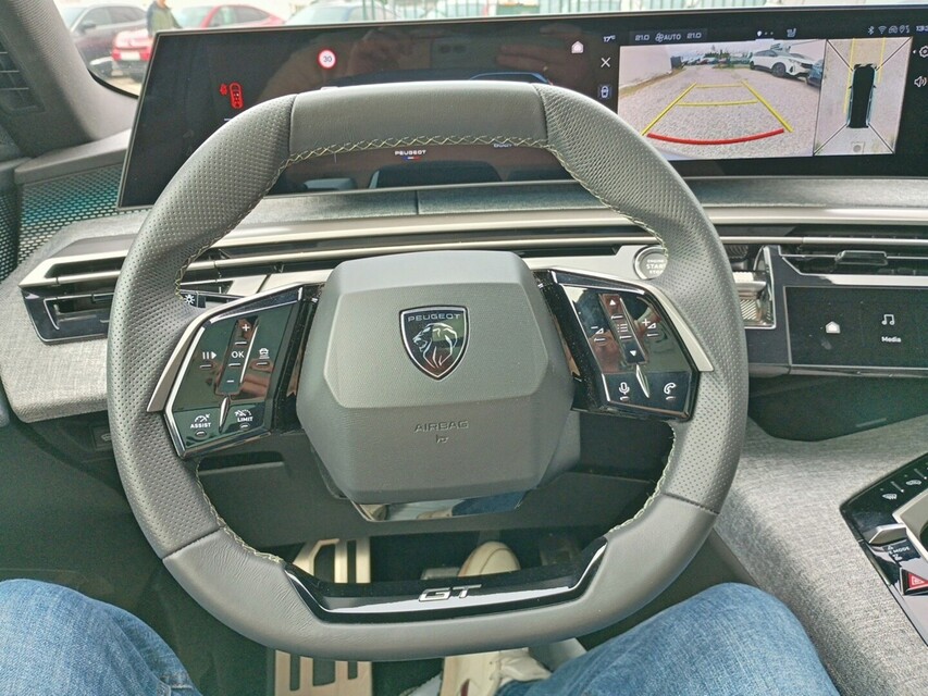 Peugeot E-5008