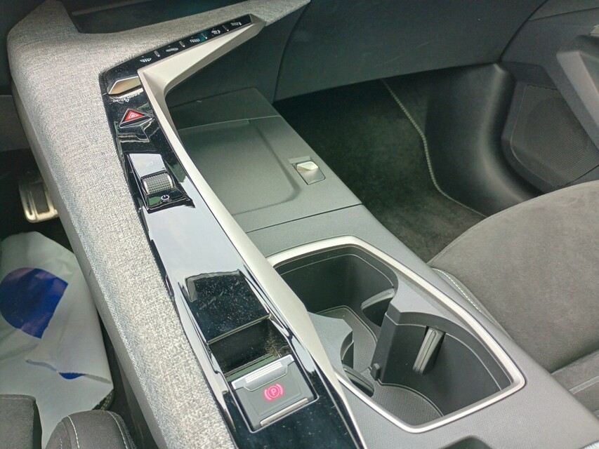 Peugeot E-5008