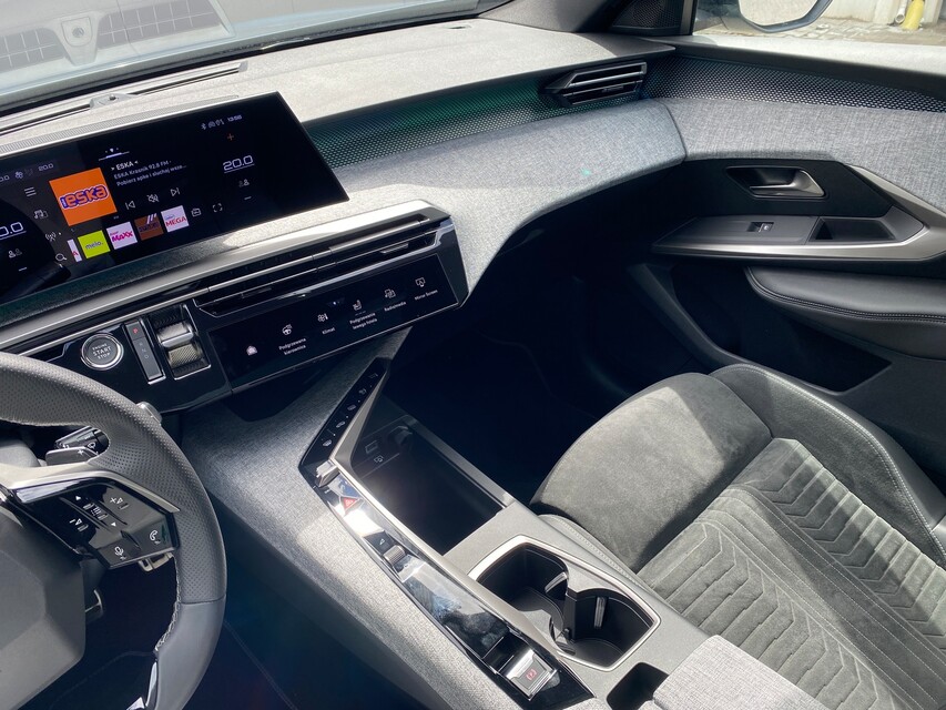 Peugeot E-5008